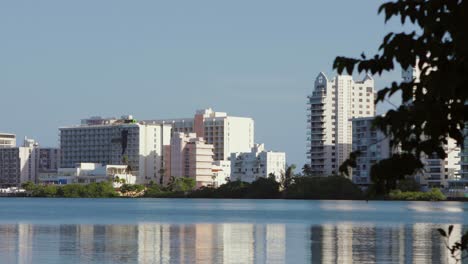 Panoramablick-Auf-Die-Condado-Lagune-Mit-Hilton-Hotels,-Resorts-Und-Puente-Dos-Hermanos-Der-Gegend-Im-Hintergrund-–-Schwenk-Nach-Links
