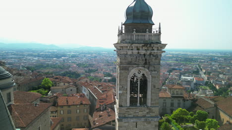 Gruppe-Von-Glockentürmen-Bergamo-Alta-Aus-Nächster-Nähe