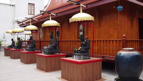 Estatuas-Sentadas-En-Un-Templo-Bangkok,-Tailandia