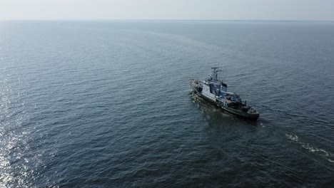 Tug-boat-VARMA-travelling-across-open-ocean-tow-line-deployed