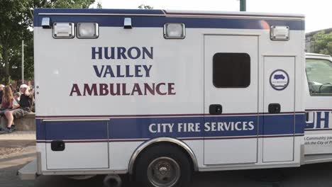 Ambulancia-De-Huron-Valley-Estacionada-En-Plymouth,-Michigan,-Con-Video-De-Cardán-Panorámico-De-Izquierda-A-Derecha