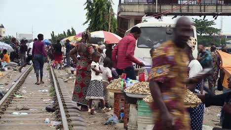 Mujeres-Vendiendo-Mercancías-A-Lo-Largo-Del-Ferrocarril-En-Lagos