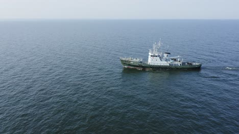 Tug-boat-VARMA-travelling-across-open-ocean-with-deployed-towing-wire