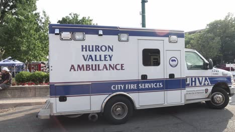 Ambulancia-De-Huron-Valley-Estacionada-En-Plymouth,-Michigan,-Con-Video-De-Cardán-Caminando-Hacia-Adelante