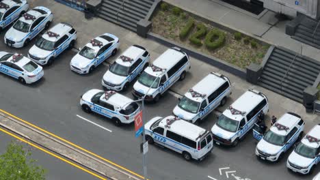 Luftaufnahme-Von-Oben-Nach-Unten-Von-Parkenden-NYPD-Polizeiautos-Auf-Der-Polizeistation-In-Staten-Island,-New-York-City
