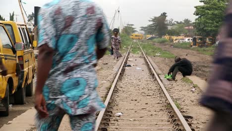 Mann-Schläft-Auf-Der-Eisenbahn-In-Lagos,-Nigeria