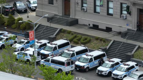 Luftaufnahme,-Die-Parkende-Autos-Des-120.-Bezirks-Des-NYPD-In-Staten-Island,-New-York-City-Zeigt-–-Aufnahme-Einer-Drohne