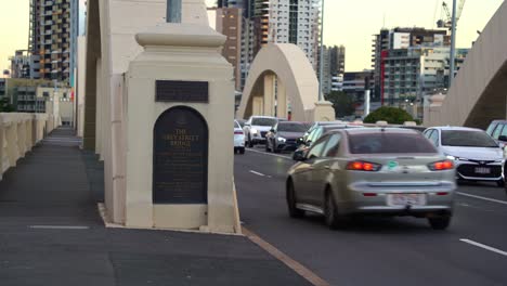 Tráfico-En-Hora-Punta-En-William-Jolly-Bridge,-Un-Puente-De-Carretera-Declarado-Patrimonio-De-La-Humanidad-Sobre-El-Río-Brisbane,-Entre-North-Quay-En-El-Distrito-Central-De-Negocios-De-Brisbane-Y-Gray-Street-En-El-Sur-De-Brisbane.