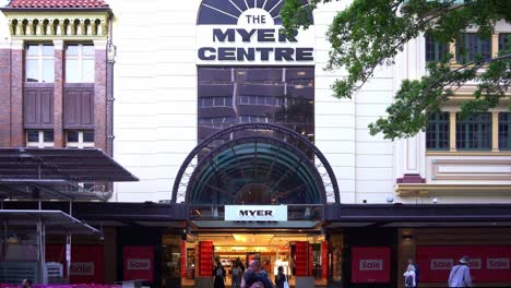 Außeneingang-Des-Myer-Center-Im-Queen-Street-Mall,-Innenstadt-Von-Brisbane-City,-Der-Australische-Einzelhandelsriese-Myer-Wird-Seinen-Queensland-Flagship-Store-Im-Gleichnamigen-Einkaufszentrum-Schließen,-Statische-Aufnahme