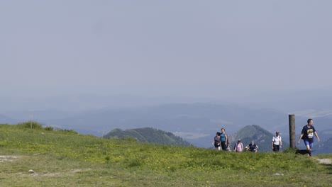 Hikers-on-a-mountain-ridge-overlooking-the-valley
