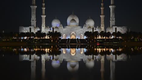 Vista-Nocturna-De-La-Gran-Mezquita-Sheikh-Zayed-De-Abu-Dhabi,-La-Mezquita-Es-Una-De-Las-Más-Grandes-Del-Mundo-Y-Fue-La-Visión-De-Sheikh-Zayed-Bin-Sultan-Al-Nahyan,-El-Padre-Fundador-De-Los-Emiratos-Árabes-Unidos.