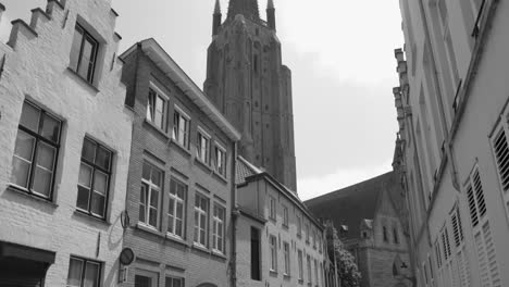 Torre-Del-Campanario-De-Nuestra-Señora-De-La-Iglesia-Cristiana-Protestante-En-Brujas,-Bélgica