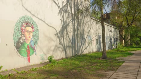 Frida-Kahlo-Wandzeichnung-In-Vilnius-Gedimino-Avenue-Handheld-Zeitlupe