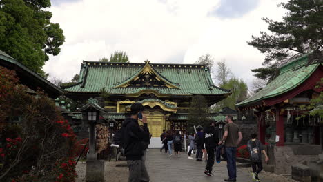 Tokio,-Japan---8.-April-2023:-Tourist-Spaziert-Durch-Den-Goldenen-Schrein-Ueno-Toshogu