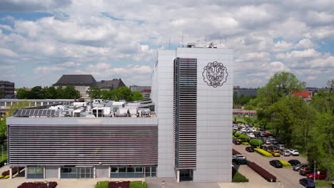 Edificio-De-La-Universidad-Tecnológica-De-Silesia-En-Gliwice-Con-Un-Escudo-De-Armas-Visible-De-La-Universidad---Estacionamiento-Debajo-Del-Edificio