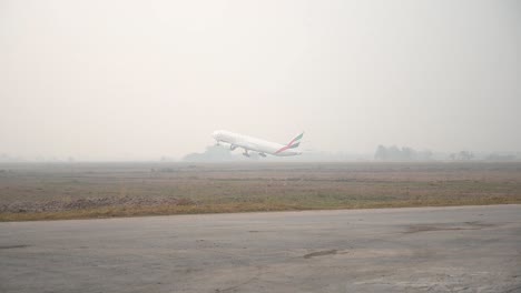 Flugzeug-Der-Emirates-Fluggesellschaft-Startet-An-Einem-Nebligen-Tag
