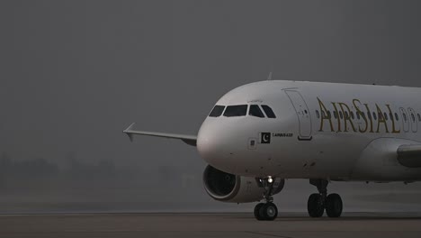 Air-Sial--Air-Bus-A320-Saludo-Acuático-En-El-Puerto-Aéreo-Internacional-De-Sialkot