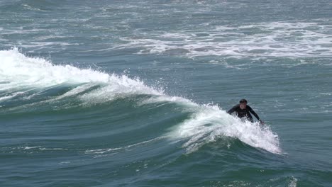 Surfer-Riding-A-Wave-In-San-Diego,-California