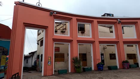 La-Plazoleta-Del-Chorro-In-Der-Innenstadt-Von-Bogota,-Historisches-Stadtzentrum,-La-Candelaria,-Treffpunkt-Für-Junge-Generationen-Und-Partys