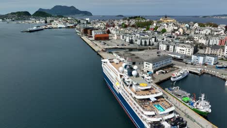 Crucero-De-Lujo-Sh-Diana-Junto-A-Alesund-Noruega---Antena-De-Alto-ángulo-Con-Inclinación-Hacia-Arriba-Para-Revelar-La-Vista-Completa-De-La-Ciudad-Y-El-Océano-Atlántico