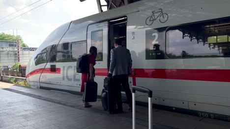 Passagier-Mit-Gepäck-Betritt-Im-Sommer-Den-Deutschen-Eisschnellzug-Am-Hamburger-Bahnhof---Statische-Zeitlupe