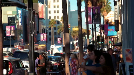 Menschenmenge-Am-Hollywood-Boulevard-Auf-Dem-Bürgersteig