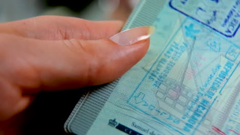 Kaukasische-Frau-Mit-Kanadischem-Pass,-Schwenk-über-Briefmarken