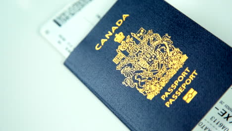 Schwenk-über-Den-Kanadischen-Pass-Mit-Bordkarte