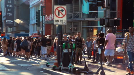 HOLLYWOOD-BLVD-CROWD-AT-HIGHLAND,-CROSSING-THE-STREET