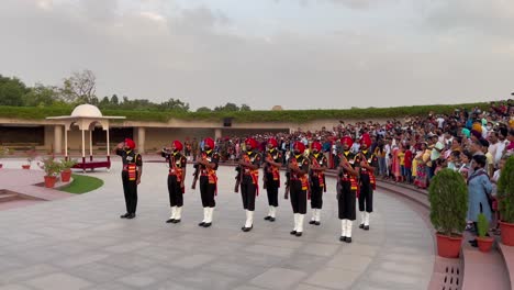 Soldaten-Der-Indischen-Armee-Gedenken-Den-Märtyrern-Am-Nationalen-Kriegsdenkmal-In-Neu-Delhi,-Indien