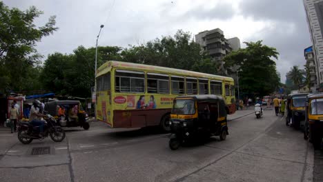 Transporte-Público:-Suministro-Eléctrico-Y-Transporte-De-Brihanmumbai-Que-Viajan-Por-La-Carretera-De-La-Ciudad-De-Mumbai,-India.