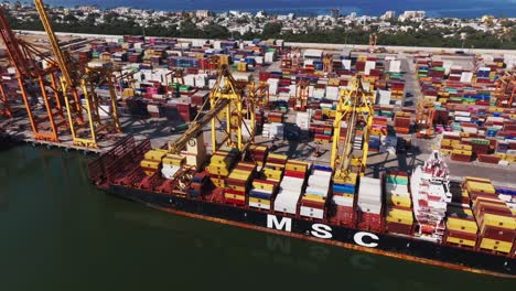 Luftaufnahme-Eines-Containerschiffs-Beim-Be--Und-Entladen-Des-Logistikterminals-Von-Manzanillo,-Colima,-Mexiko---Drohnenaufnahme