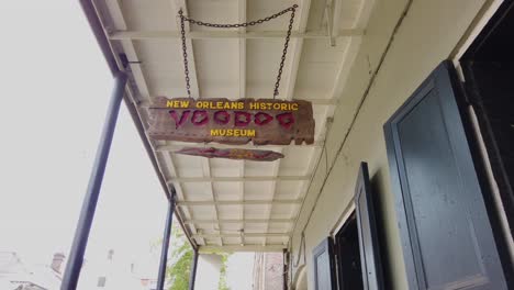 Editorial-video-of-New-Orleans-Historic-Voodoo-Museum