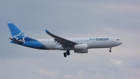 Air-Transat-flight-with-undercarriage-deployed-on-approach-landing