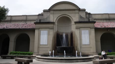 Water-fountain-on-the-campus-of-Louisiana-State-University-in-Baton-Rouge,-Louisiana-with-stable-establishing-shot
