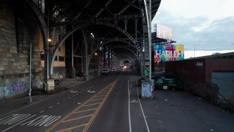 Zona-Industrial-De-Aspecto-Tosco-En-Harlem,-Nueva-York,-Con-Arte-Callejero-Y-Graffiti