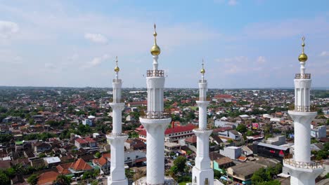 Toma-De-Drone-De-La-Torre-De-La-Gran-Mezquita-Sheikh-Zayed-En-Solitario,-Indonesia