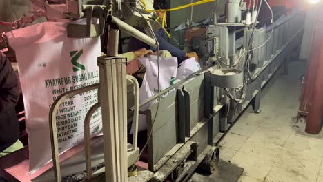Zuckersäcke-Werden-In-Einer-Zuckerfabrik-In-Pakistan-Verpackt