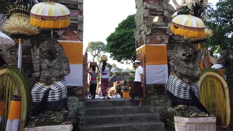 Balinese-Women-dressed-in-Traditional-Clothes-enters-through-the-main-gate-of-Samuan-Tiga-Temple-in-Blahbatuh-during-a-Hindu-Ceremony