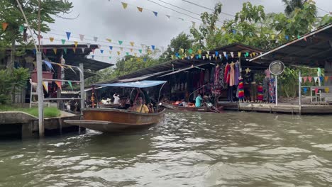 Scene-of-tourists-taking-boat-rides-at-the-famous-Damnoen-Saduak-Floating-Market-canals,-Ratchaburi-province,-South-West-of-Bangkok,-Thailand