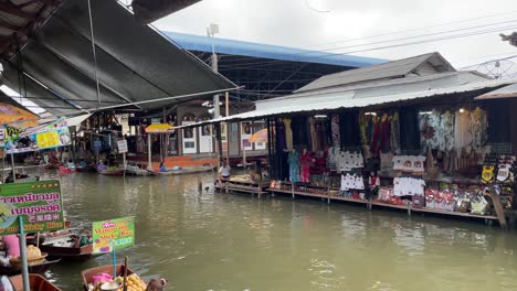 Point-of-view-of-Damnoen-Saduak-Floating-Market,-a-popular-tourist-destination-to-experience-Thai-culture-and-cuisine-in-Ratchaburi-province,-South-West-of-Bangkok,-Thailand