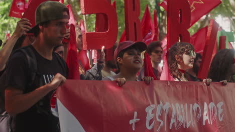 Parade-Am-25.-April-In-Der-Avenida-Da-Liberdade,-Lissabon,-Nahaufnahme-Einer-Portugiesischen-Kommunistischen-Jugend