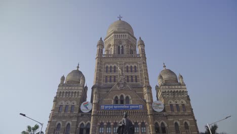 The-Brihanmumbai-Municipal-Corporation-Building-in-Mumbai-with-Sir-Pherosha-Mehta-statue-in-front,-India