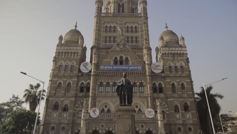The-Brihanmumbai-Municipal-Corporation-office-Building-in-Mumbai-with-Sir-Pherosha-Mehta-statue-in-front,-India