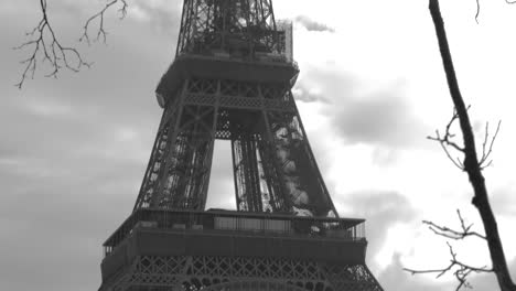 Iconic-Eiffel-Tower-In-Timeless-Black-And-White-Against-Cloudy-Sky-In-Paris,-France