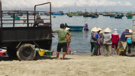 Slider-shot-captures-hustle-and-bustle-of-Mui-Ne's-fishing-community