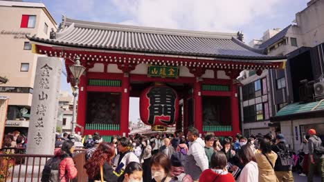 Asakusa-Und-Sensoji-Tempeltor,-Während-Touristen-Nach-Japan-Zurückkehren