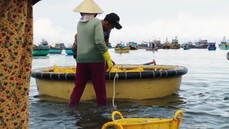 Fisherwomen-offloading-fresh-catch-from-basket-boat-known-as-thuyen-thung