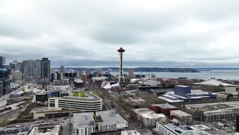 Weitwinkelaufnahme-Einer-Drohnenaufnahme-Mit-Space-Needle-In-Seattle-City