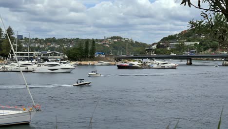 Ein-Typischer-Tag-An-Einem-Abschnitt-Des-Ruhigen-Strandes-Von-Clontarf-Im-Norden-Von-Sydney,-New-South-Wales,-Australien,-Mit-Ruhigem-Wasser-Und-Ansässigen-Booten